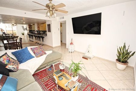 1621 Collins Ave #301 photo02