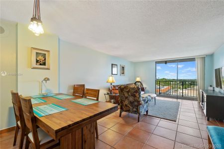 2625 Collins Ave #909 photo02